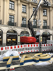 „OSRAM - Hell wie der lichte Tag" leuchtet wieder - Neue Buchstaben für OSRAM Werbung am Münchner Stachus wurden am 22.02.2021 installiert (©Foto: Martin Schmitz)